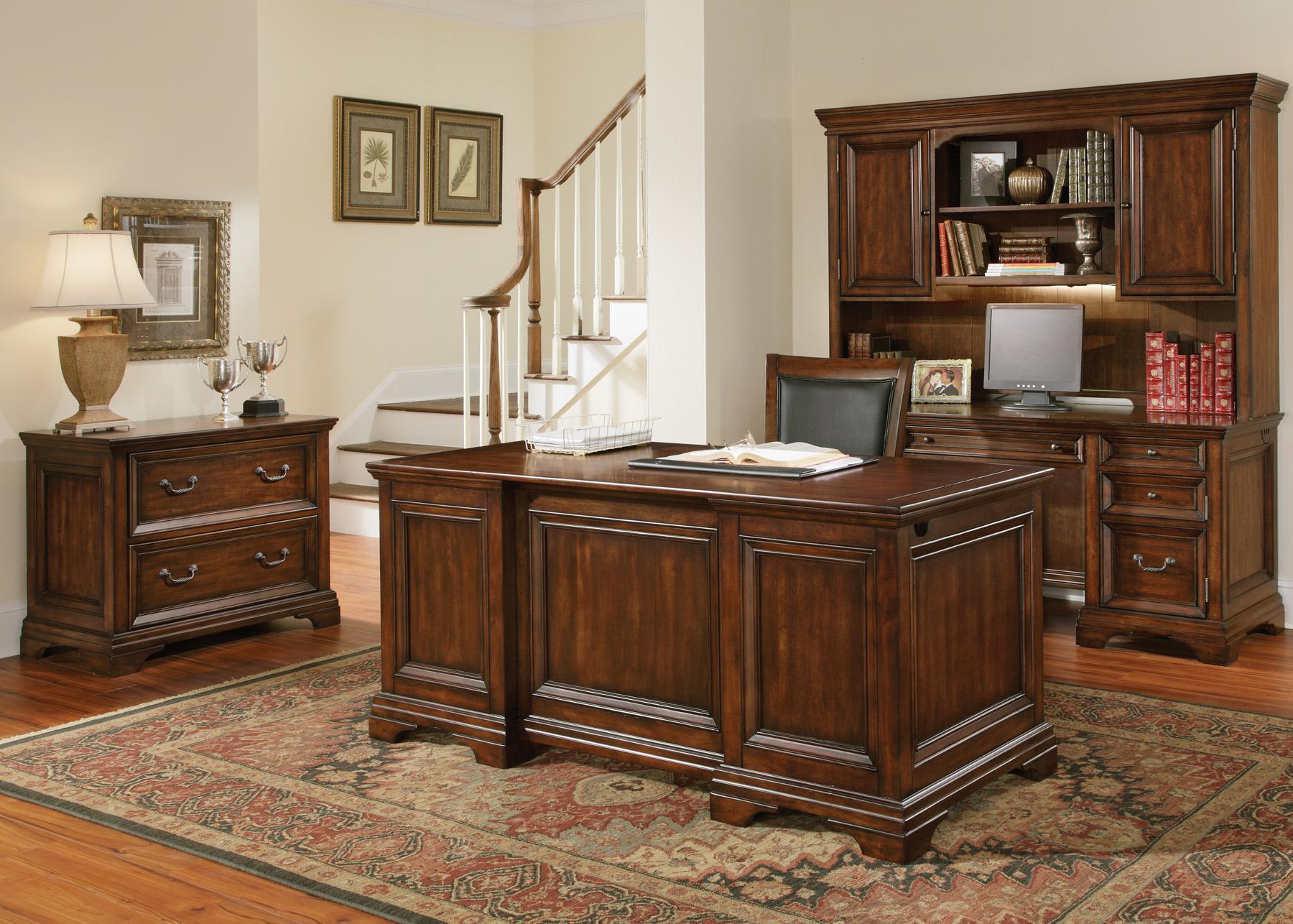 Wynwood outlet executive desk